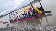 La dragatrice a aspirazione a getto conduce lavori di prova in un fiume in Indonesia